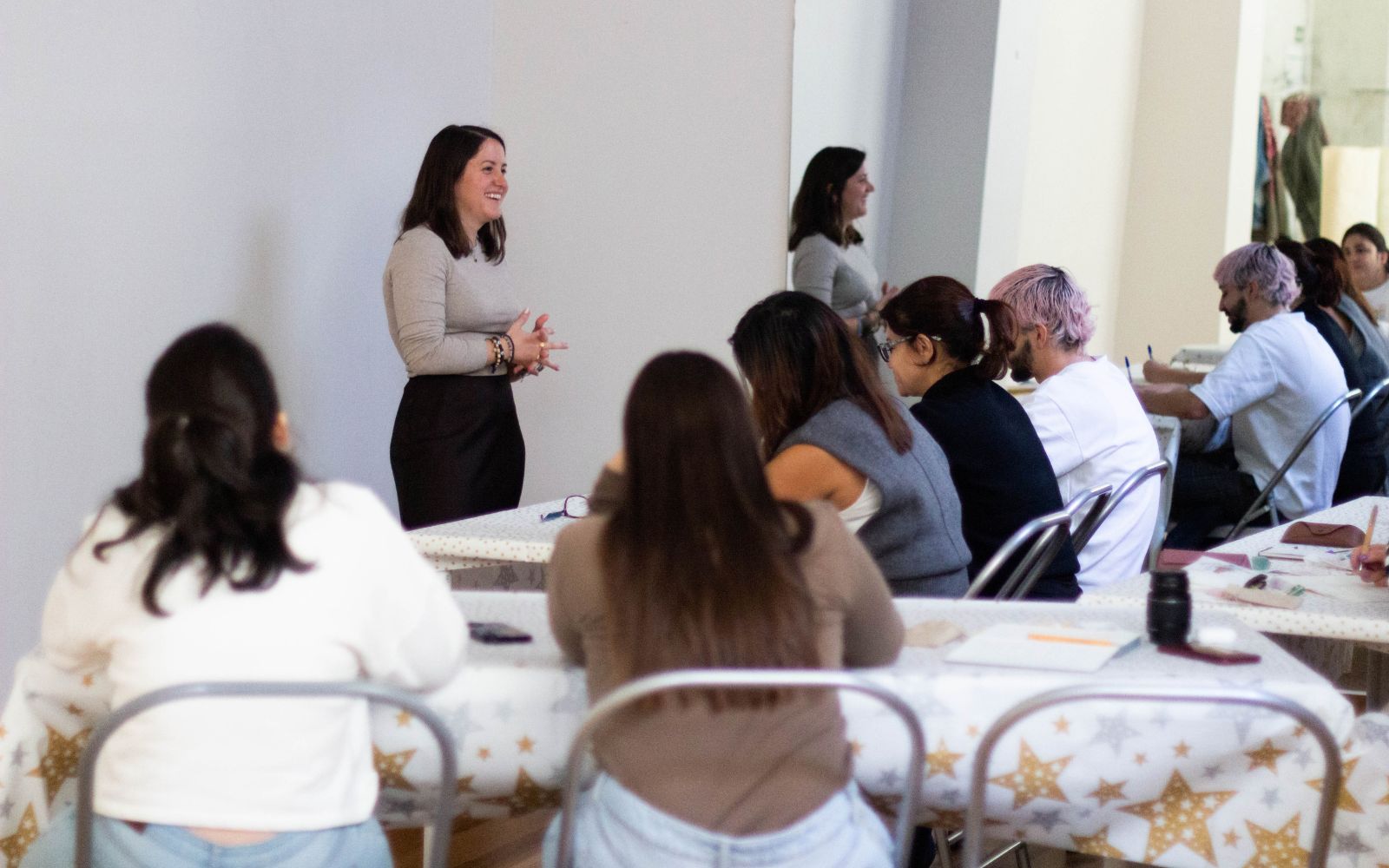 Participantes en dinámica de mindfulness corporativo